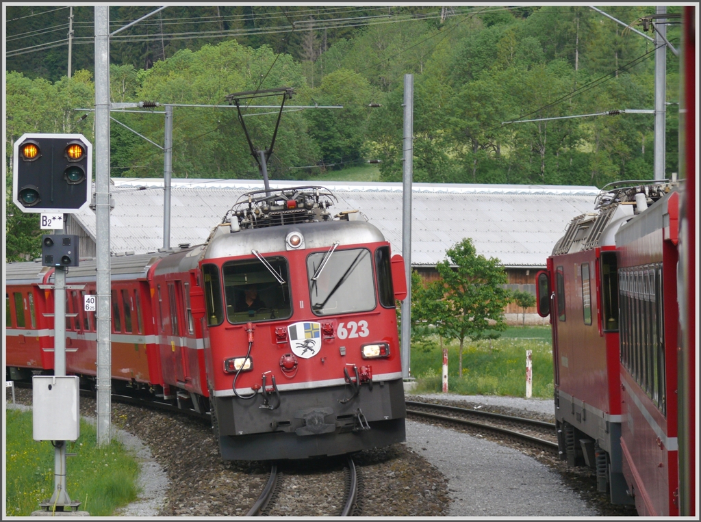 Zugsbegegnung in Castrisch zwischen R1269 und R1252. (27.05.2010)