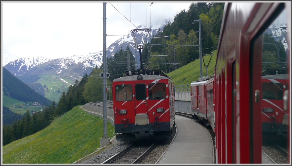 Zugsbegegnung in Momp Tujetsch an der Oberalpstrecke zwischen R866 und R871. (27.05.2010)