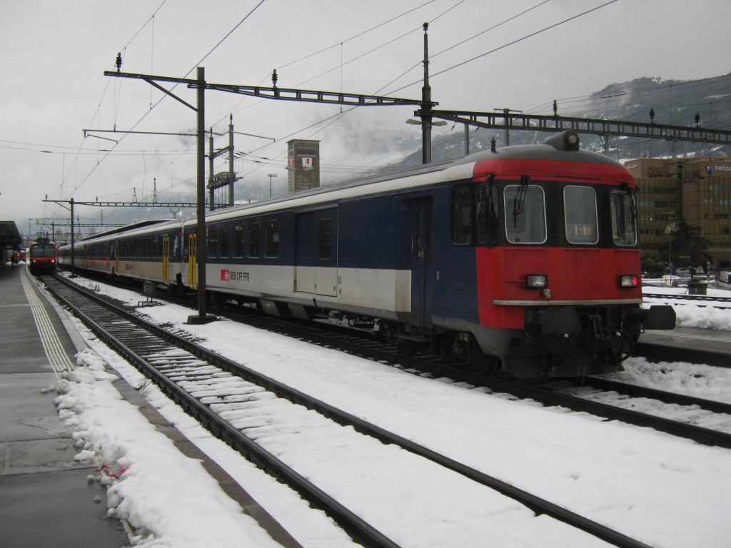 Zugschluss des Entlastungs EC 30139 in Sion. Im Bild der EWI BDt 50 85 82-34 905-8, 02.01.2012.

