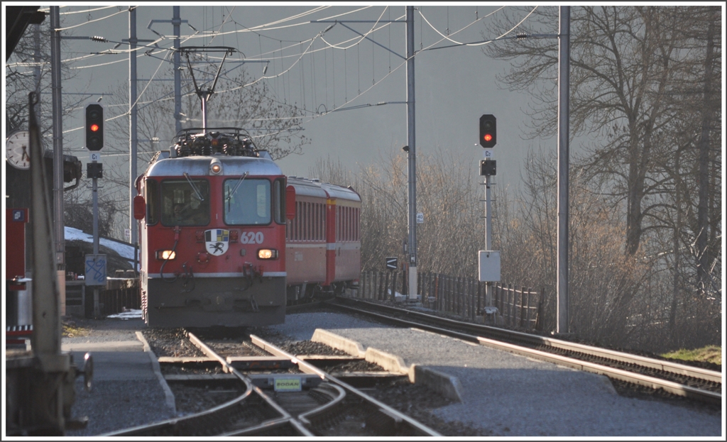 Zugskreuzung in Castrisch. RE1269 mit Ge 4/4 II 620  Zernez  fhrt auf Gleis 1 ein. (28.03.2012)
