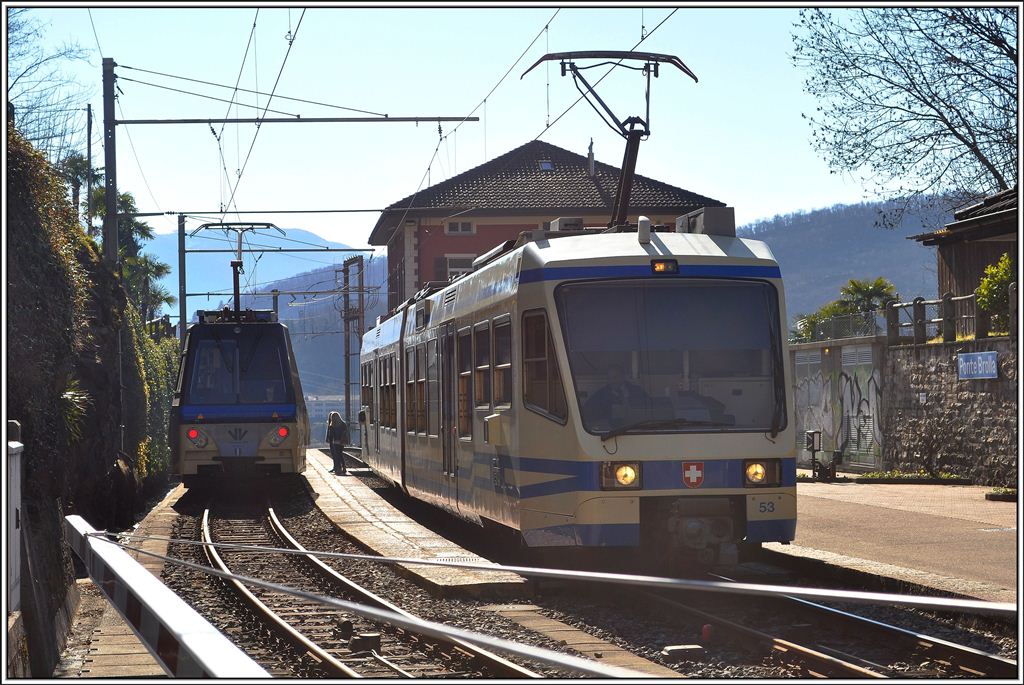 Zugskreuzung in Ponte Brolla zwischen R314 mit FART ABe 4/6 53 und D47 mit SSIF Treno panoramico von Skoda. (13.02.2013)