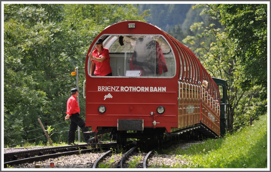 Zugskreuzung zwischen zwei Dampfzgen mit den Neubauloks 12 und 14 in Geldried zwischen Brienz und Planalp. Die Weichen werden vom Zugspersonal noch von Hand gestellt. (03.08.2012)