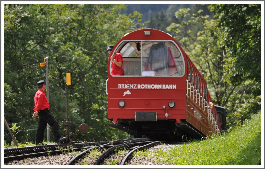 Zugskreuzung zwischen zwei Dampfzgen mit den Neubauloks 12 und 14 in Geldried zwischen Brienz und Planalp. Die Weichen werden vom Zugspersonal noch von Hand gestellt. (03.08.2012)