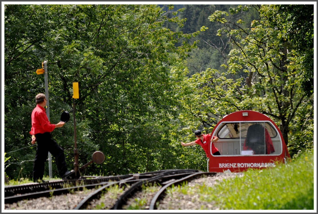 Zugskreuzung zwischen zwei Dampfzgen mit den Neubauloks 12 und 14 in Geldried zwischen Brienz und Planalp. Die Weichen werden vom Zugspersonal noch von Hand gestellt. (03.08.2012)
