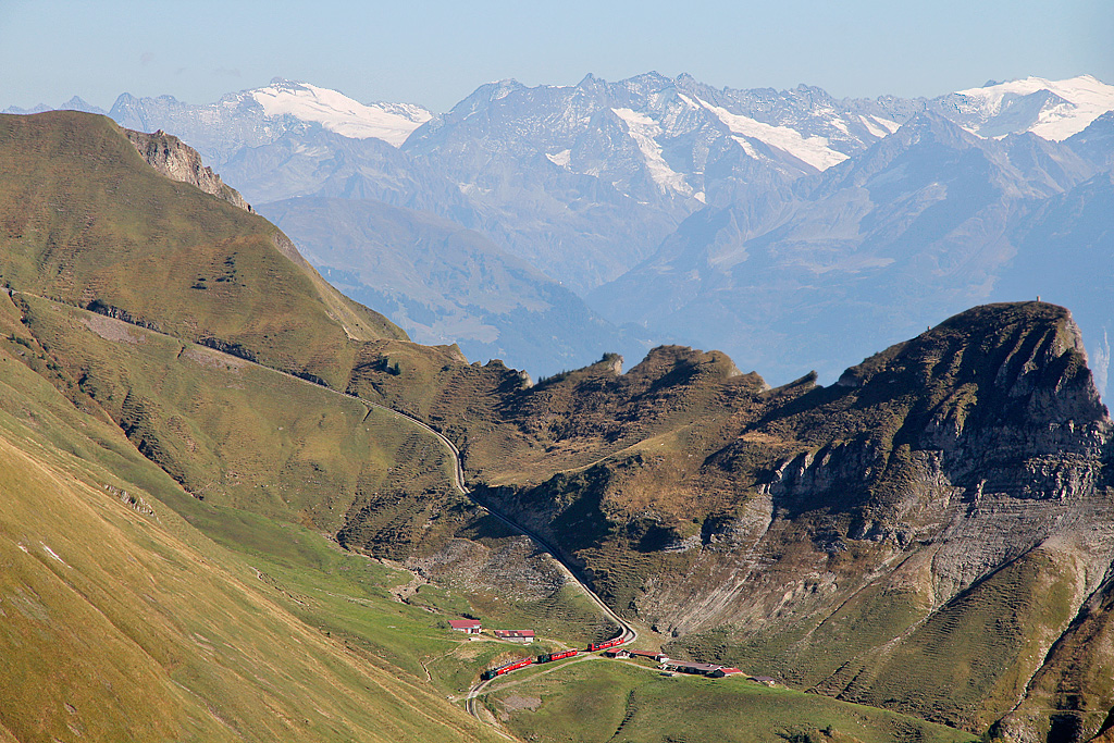 Zugskreuzungen in Oberstafel: Dampfzge 3. Generation und 2. Generation sowie Dieselzug zur Abwechslung aus anderer Perspektive. Auf Wanderung ber Chruterenpass-Lttgssli-Rothorn Kulm, 30. Sept. 2011, 15:48 