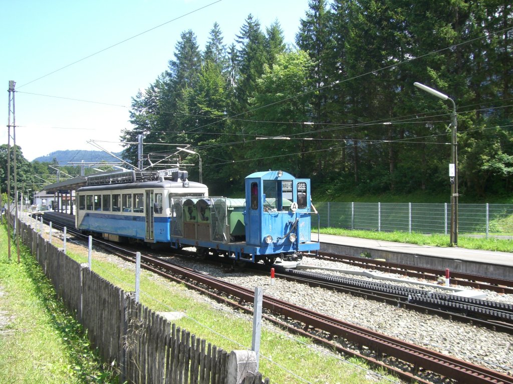 Zugspitzbahn, Bhf. Grainau,TW2 mit GW5 Versorungsfahrt zur Zugspitze, am 27.Sep.2009