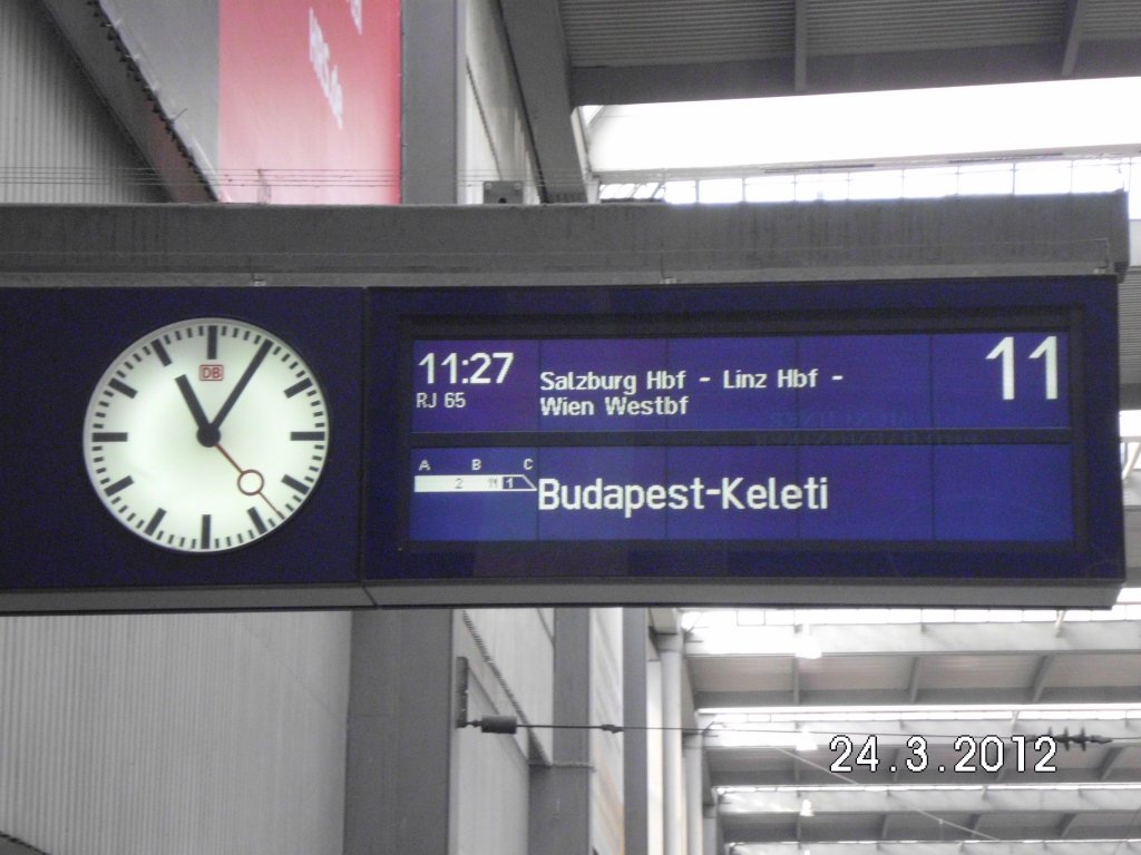 Zugzielanzeige in Mnchen Hbf vom RJ 65 nach Budapest-Keleti.24.03.2012