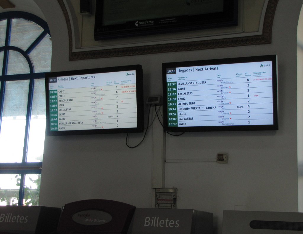 Zugzielanzeiger am 07.02.2013 in der Wartehalle vom Bahnhof Jerez de la Frontera.
