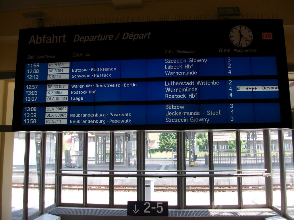 Zugzielanzeiger im Bahnhof von Gstrow am 03.Juli 2010.