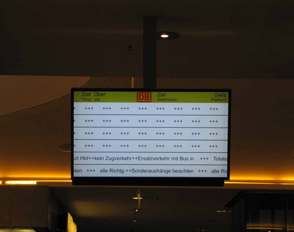 Zugzielanzeiger in der Bahnhofhalle von Erfurt Hbf, w�hrend der Vollsperrung �ber Pfingsten wegen der ESTW Anpassung; 19.05.2013