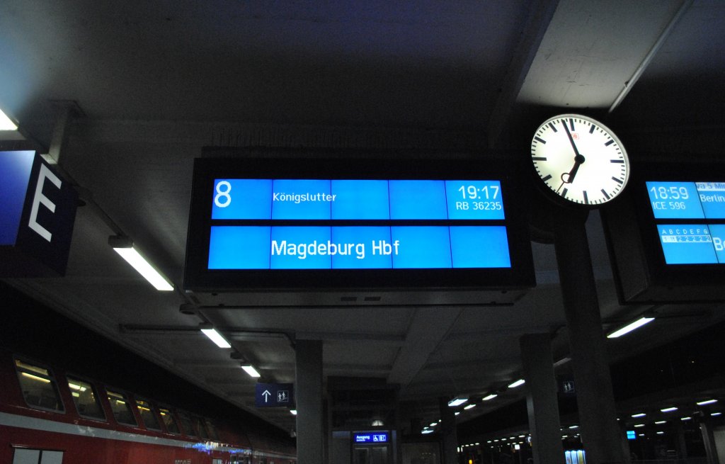 Zugzielanzeiger in Braunschweig, mit Ziel  Magdeburg , am 21.11.10.