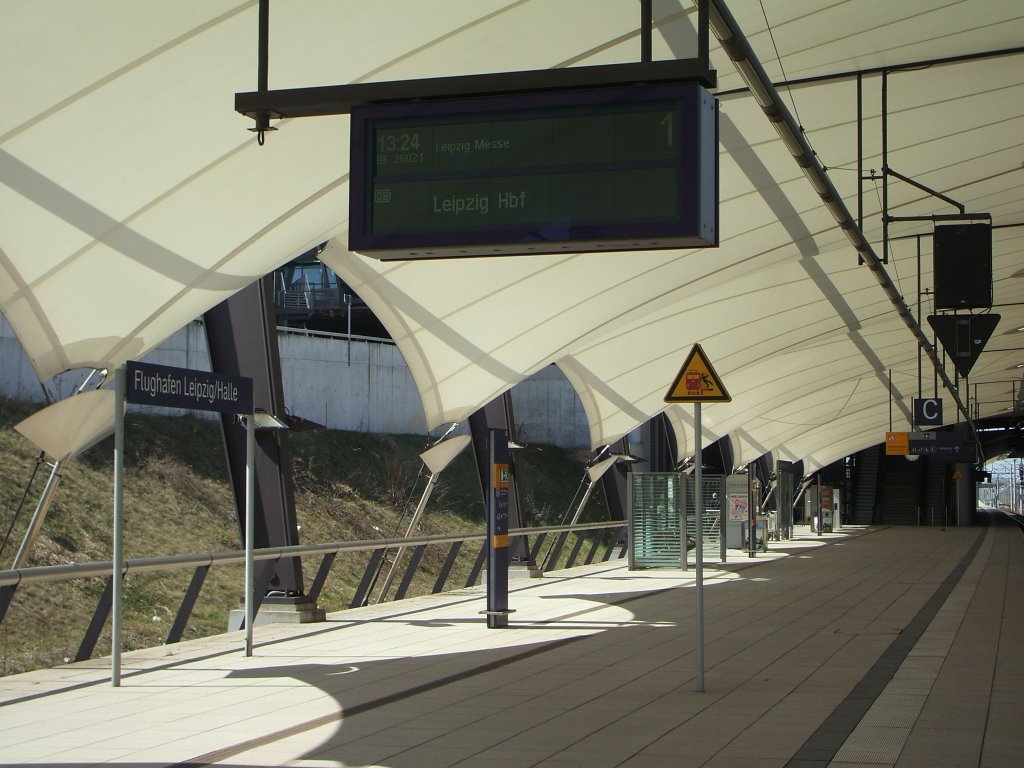 Zugzielanzeiger fr einen RE nach Leipzig Hbf.
Aufgenommen im Bahnhof Flughafen Leipzig/Halle am 17.04.2010.