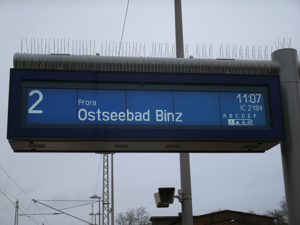 Zugzielanzeiger fr IC 2184 aus Hannover nach Binz mit Halt sogar in Prora.Aufgenommen am 04.Januar 2013 in Bergen/Rgen.