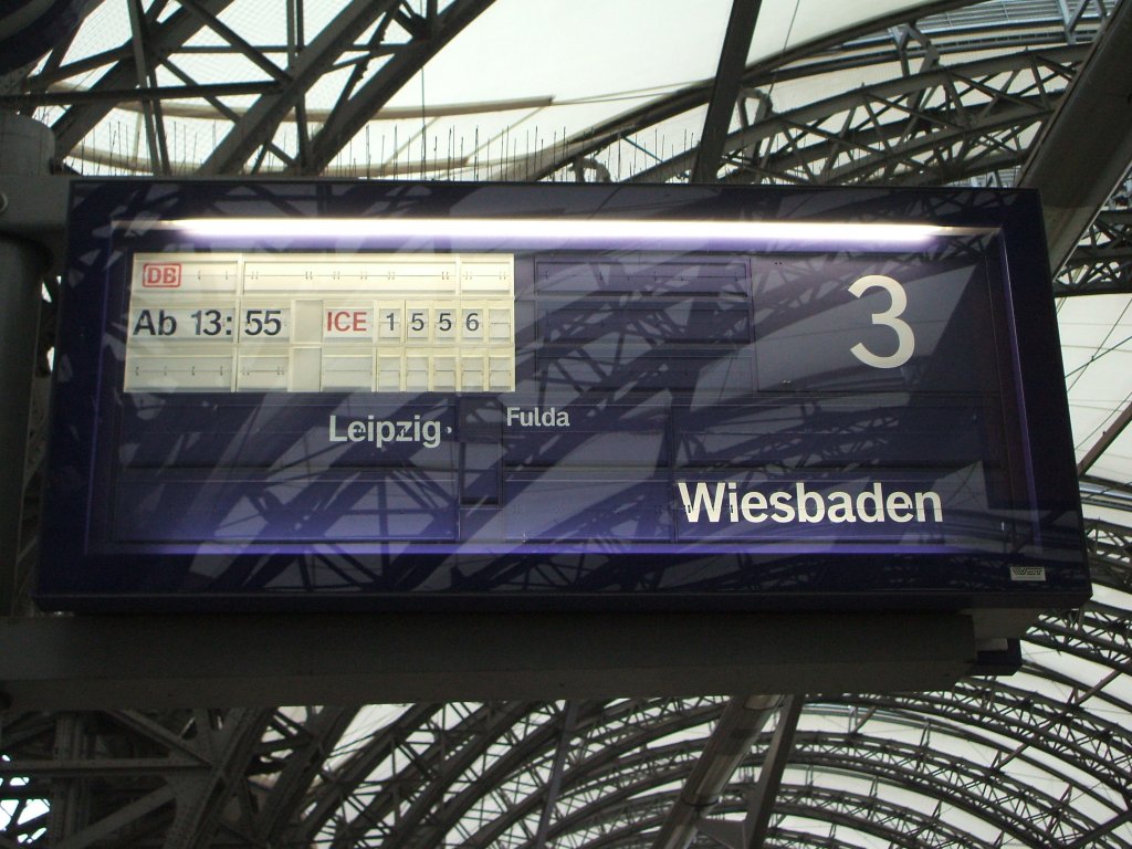 Zugzielanzeiger fr ICE 1556 mit Ziel Wiesbaden Hbf aufgenommem in Dresden Hbf
am 18.09.11