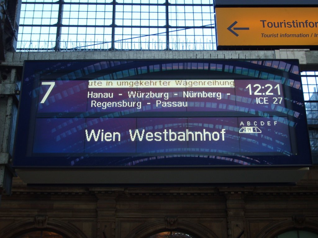 Zugzielanzeiger fr den ICE 27 nach Wien Westbahnhof. Frankfurt Hbf, Jan. 2010