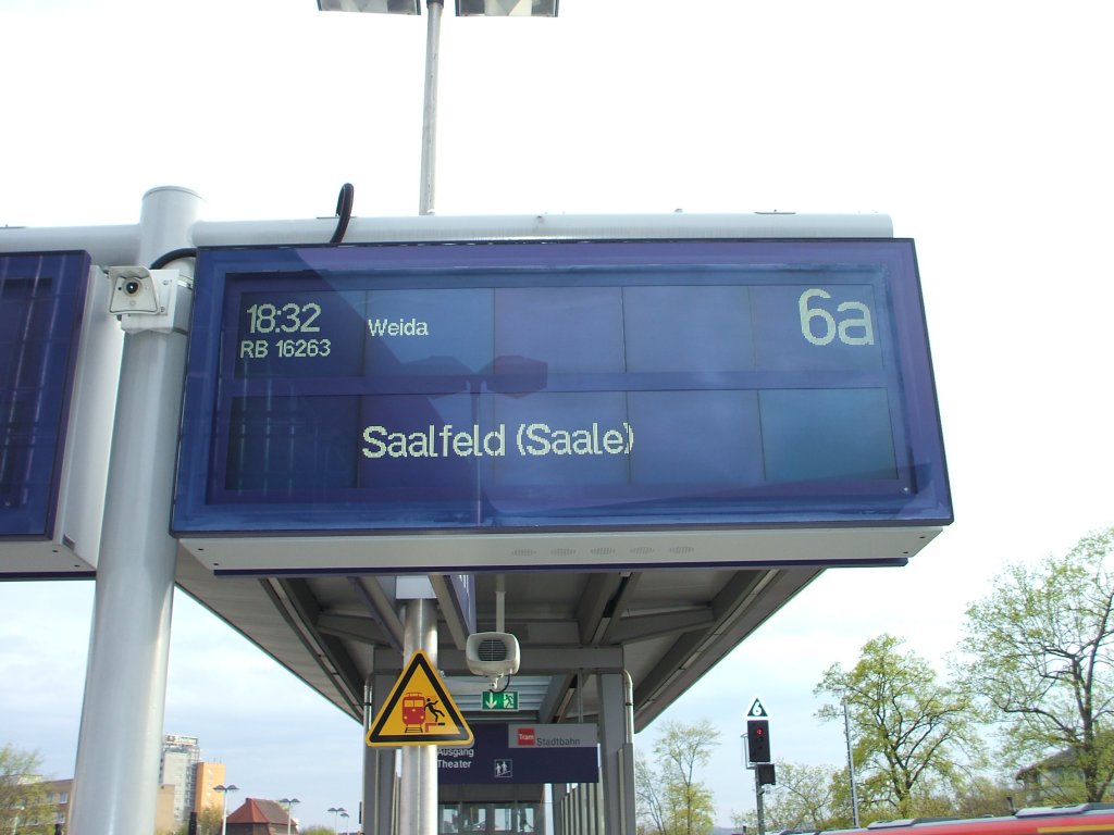 Zugzielanzeiger fr eine RB nach Saalfeld(Saale)
in Gera Hbf.
Aufgenommen am 07.04.2011