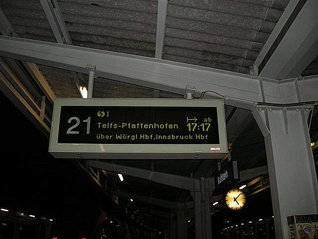 Zugzielanzeiger fr die S1 nach Telfs-Pfaffenhofen am 19.11.2011 in Kufstein.