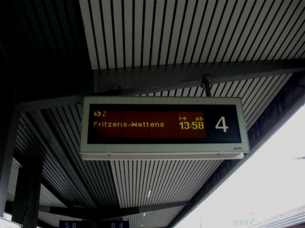 Zugzielanzeiger fr S2 von tztal nach Fritzens-Wattens am 8.8.2011 in Innsbruck Hbf
Pnktlich kam er (13:53),Lokfhrerwechsel und pnktlich fuhr er wieder!