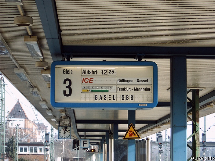 Zugzielanzeiger Gleis 3 in Hildesheim Hbf am 01.02.2006. Im Hintergrund Stw Ho und neue KS-Signale des Hauptbahnhofs.
