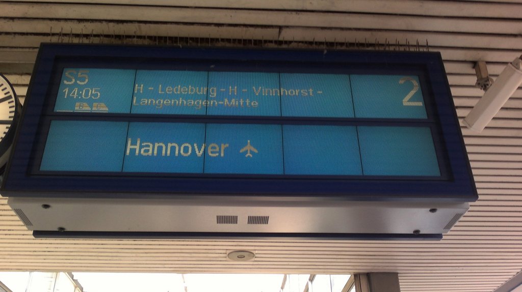 Zugzielanzeiger in Hannover HBF mit der S5 nach Hannover Flughafen am 02.06.2011.