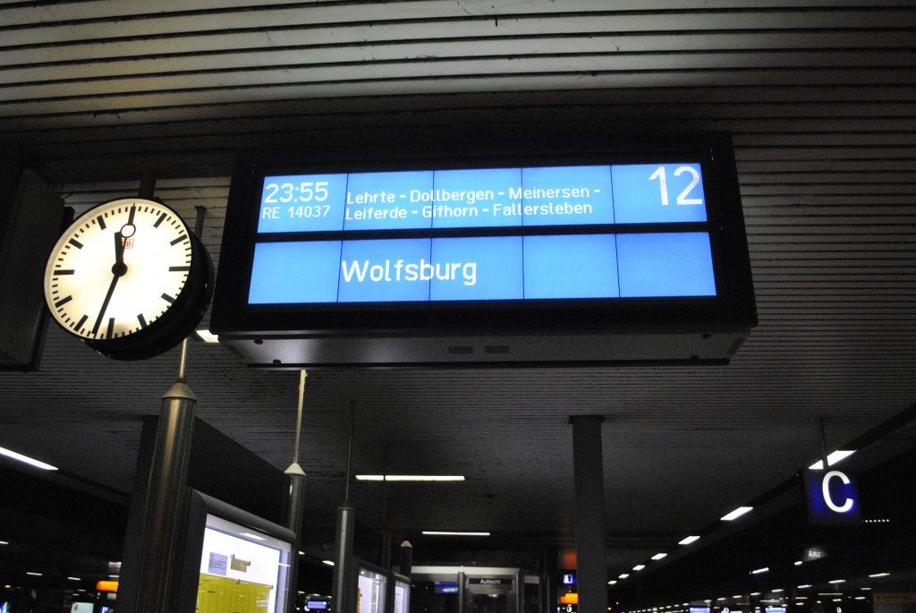 Zugzielanzeiger mit den Letzten RE nach Wolfsburg in Hannover HBF, 03.06.2011.