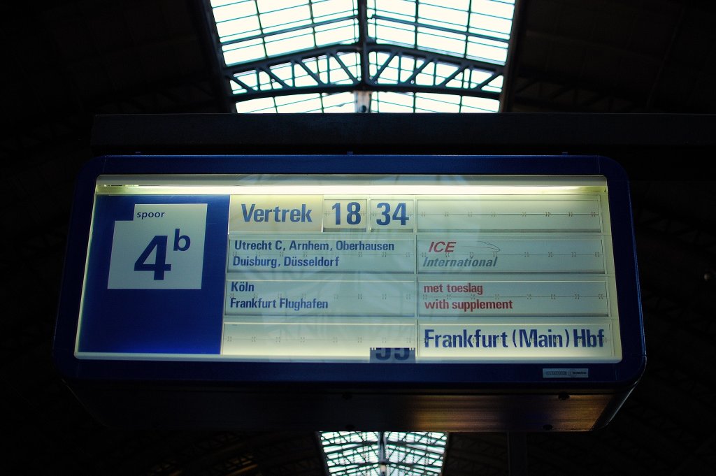 Zugzielanzeiger mit ziel Frankfurt (M) in Amsterdam Hbf am 06. 09 2010.