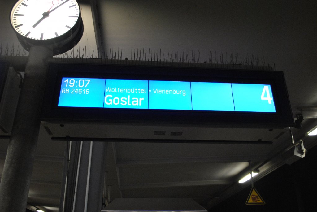 Zugzielanzeiger, mit Ziel  Goslar , in Braunschweig, am 21.11.2010