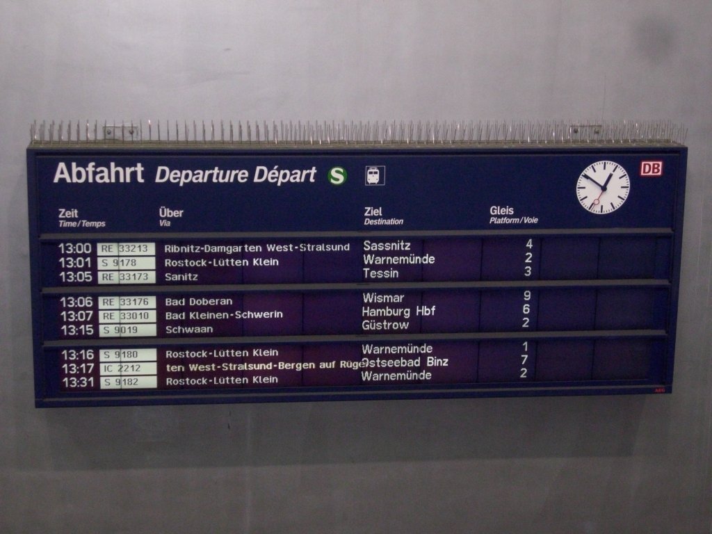 Zugzielanzeiger in Rostock Hbf gegen 13:00 Uhr