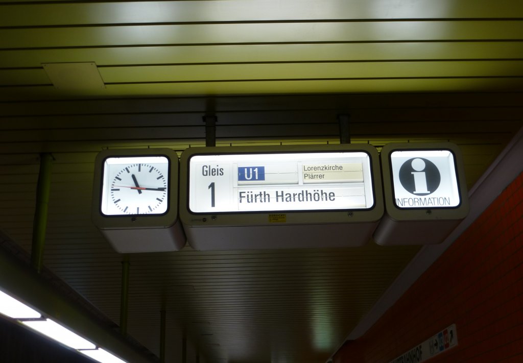 Zugzielanzeiger der U-Bahn Nrnberg (Linie U1) nach Frth Hardhhe, Nrnberg am 23.Juni 2013.