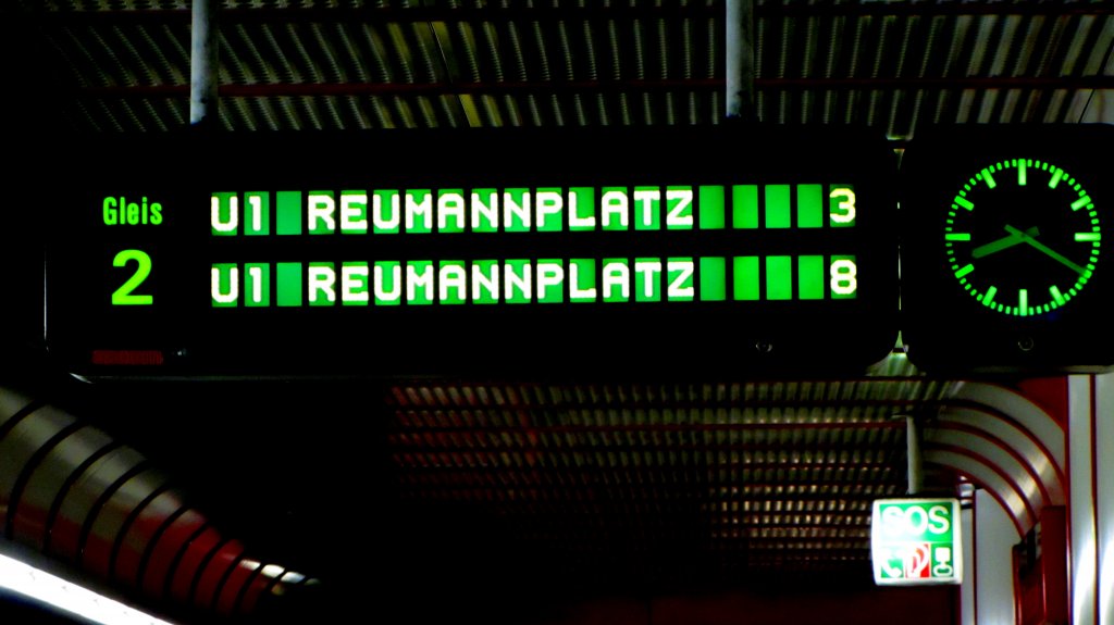 Zugzielanzeiger der Wiener U-Bahn in der Nacht vom 5. auf den 6.4.2012.