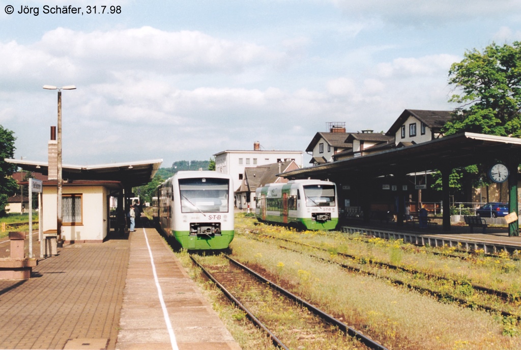 Zukreuzung von zwei damals fabrikneuen STB-Regioshuttles in Bad Salzungen am 31.7.98: Auf Gleis 2 (rechts) die RB nach Meiningen und auf Gleis 3 (links) die RB nach Bad Salzungen.


