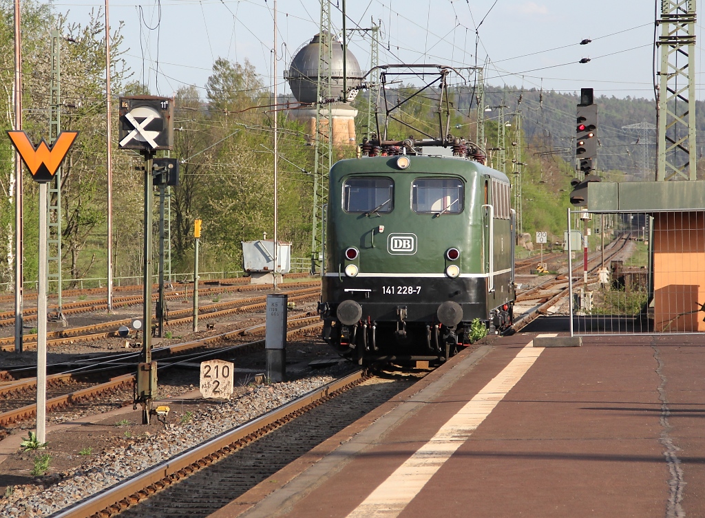 Zuletzt wurde 141 228-7 verabschiedet. Sie brachte am nchsten Tag den MoBA-Train zurck nach Darmstadt. Aufgenommen am 28.04.2012 in Bebra.