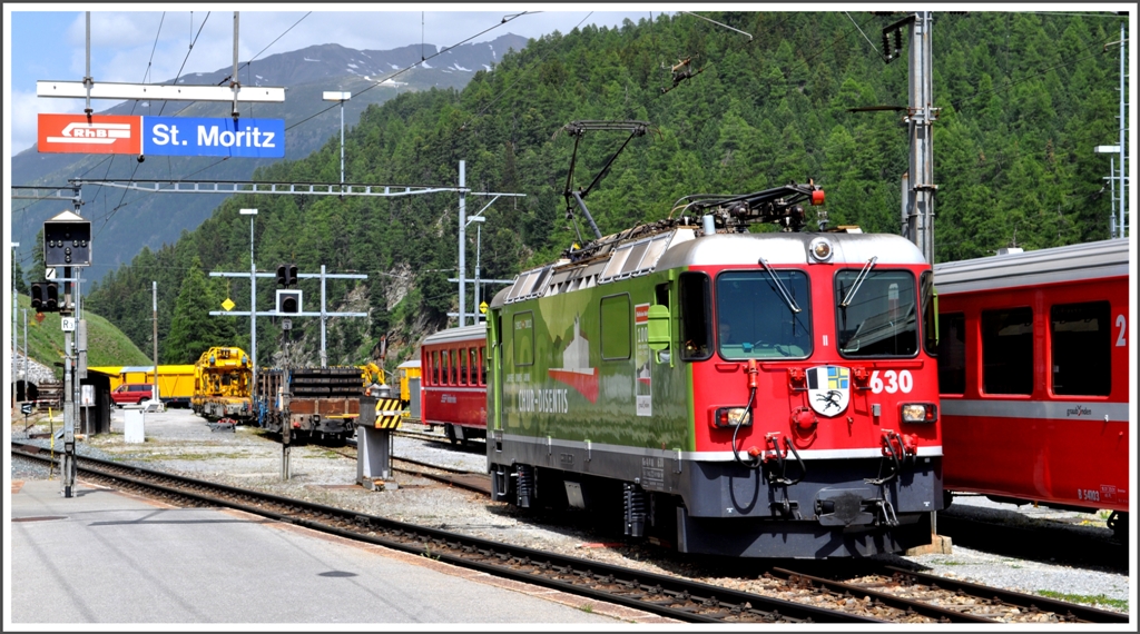 Zum 100Jahr Jubilum der Oberlnderlinie wurde Ge 4/4 II 630  Trun  mit einer Folie beklebt. Hier die deutsche Seite. St.Moritz (21.06.2012)