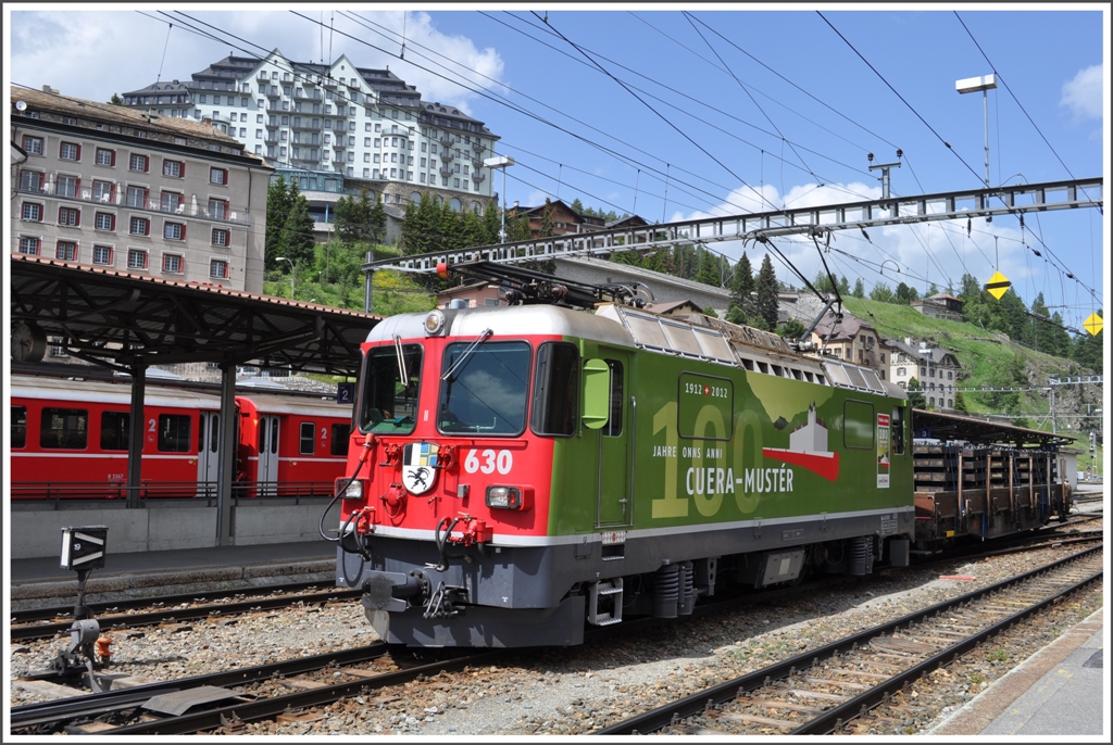 Zum 100Jahr Jubilum der Oberlnderlinie wurde Ge 4/4 II 630  Trun  mit einer Folie beklebt. Hier die romanische Seite. St.Moritz (21.06.2012)