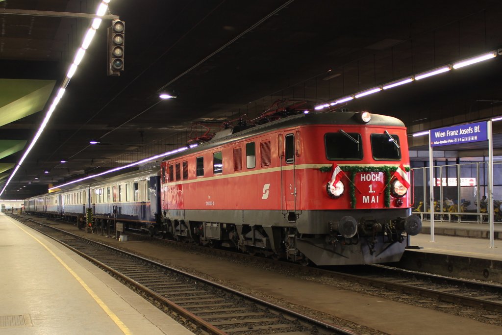 Zum 1sten Mai prsentierte sich 1010 003 mit dem EZ 5914  Donau Rad-Express  von Wien Franz Josefsbahnhof (Wf) nach Passau Hauptbahnhof (Pa); am 01.05.2013