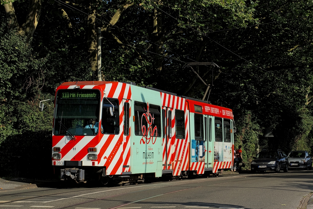 Zum 200-jhrigen Bestehen der Stadt Mlheim wurde der Tw 293 entsprechend beklebt. Derzeit ist er abgestellt, am 12.8.2012 fuhr er noch auf der 110
