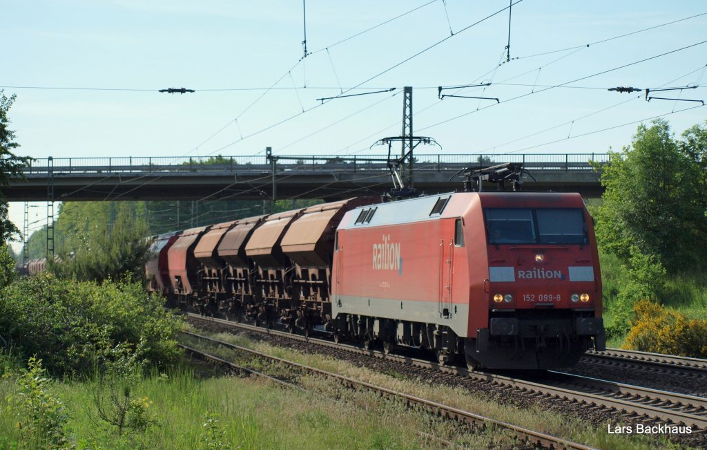Zum 3. mal an diesem Tag begegnete mir die 152 099-8. Hier ist sie am 5.06.10 mit einem Kalisalzzug von der Hohen Schaar in Radbruch auf dem Weg Richtng S�den unterwegs.