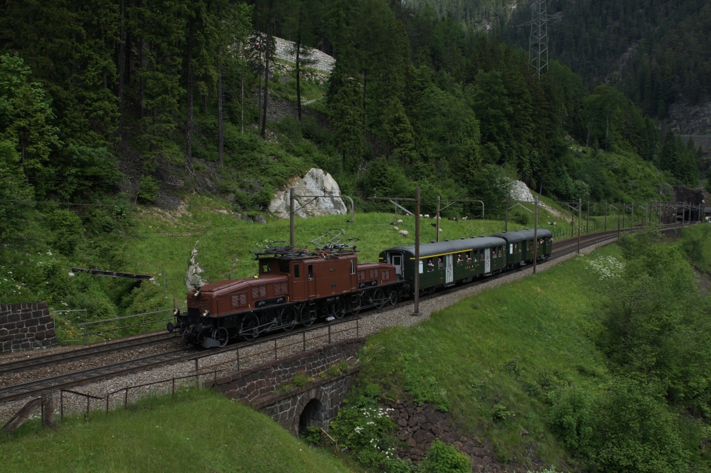Zum 5. Jubilum des Gotthardwanderwegs fand am 15.06.2013 der Event  Erlebnis Gotthard  statt. Anlsslich dieses Events verkehrte unter anderem ein historischer Regionalzug von Erstfeld nach Airolo, mit Halt an allen Stationen. Bespannt war dieser mit der Gotthard-Legende schlechthin, dem Krokodil Ce 6/8 II 14253. Ich konnte diesen Zug auf der dritten Ebene in Wassen aufnehmen.