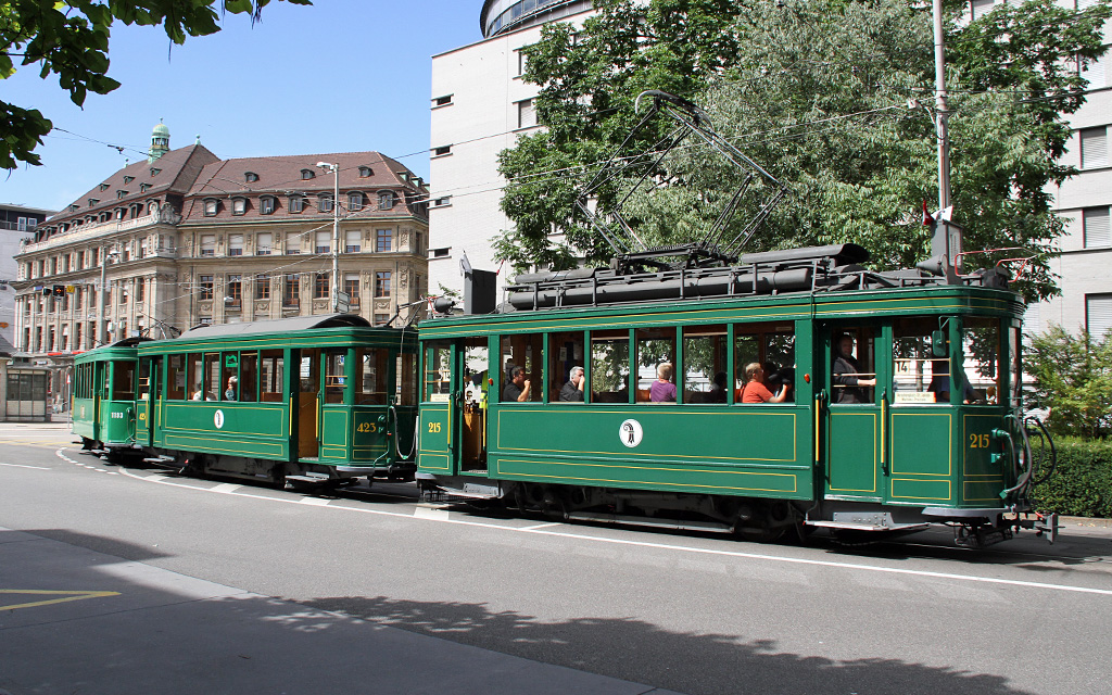 Zum 90 Jhrigen Jubilum der BVB Linie 14, verkehrten am 26. August 2012 ingesamt 6 Oldtimertramzge des Tramclubs Basel auf dem gesamten Netz der Linie 14. Hier die Ce2/2 215 mit C 423 und B2 1193, bei der Wegfahrt vom Aeschenplatz bei Basel.