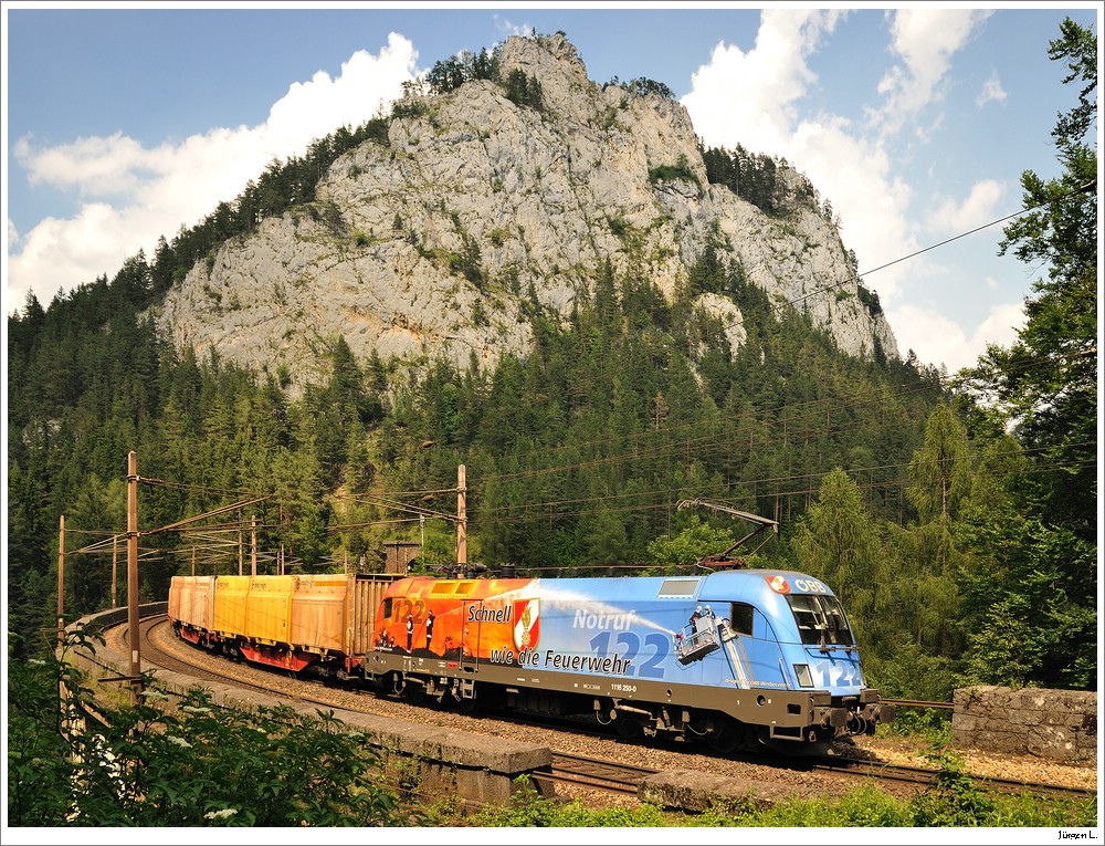 Zum Abschied gibt's nochmal zwei Feuerwehrbilder von mir. 1116.250 hier am Semmering auf der Kalten Rinne mit dem Hackschnitzelzug 41680; 3.7.2010