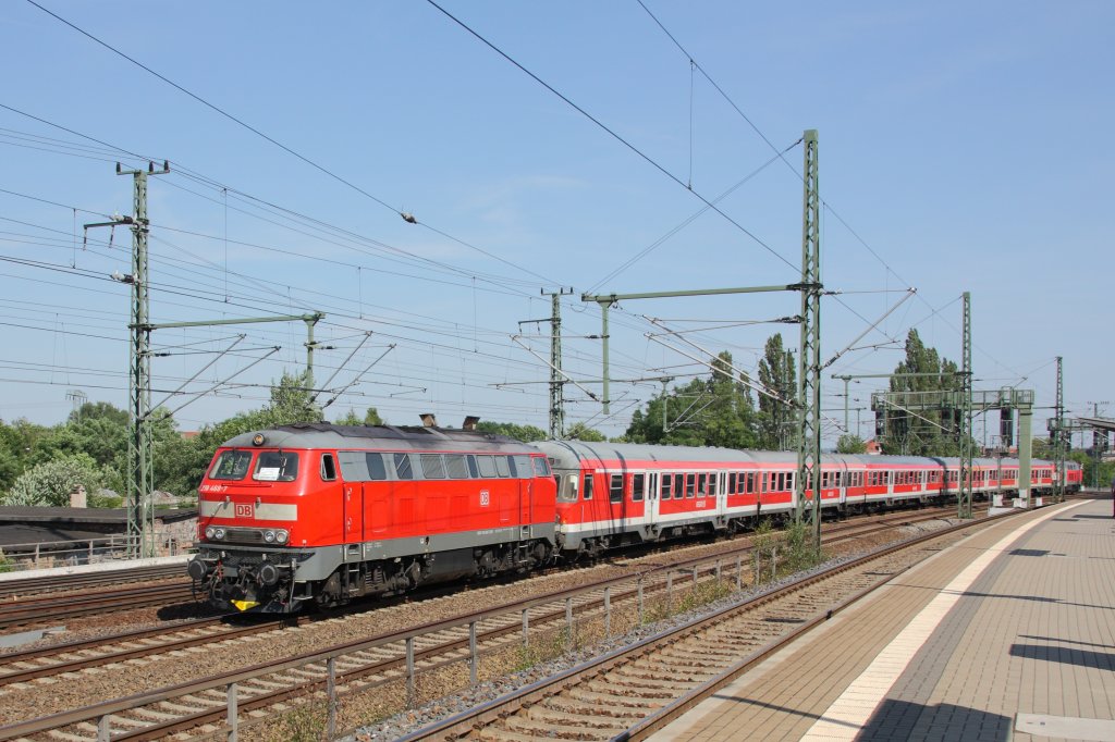 Zum Abschluss des Kirchentages in Dresden noch ein Bild vom Sonderzug aus Bautzen. Der Zug mit 218 468-7 an der Spitze passiert gerade den S-Bahn-Haltepunkt Freiberger Str. auf dem Weg nach Dresden Hbf (05.06.2011). Der Zug aus Kamenz mit den beiden V100 der PRESS wurde leider von einer verspteten S-Bahn zugefahren. 