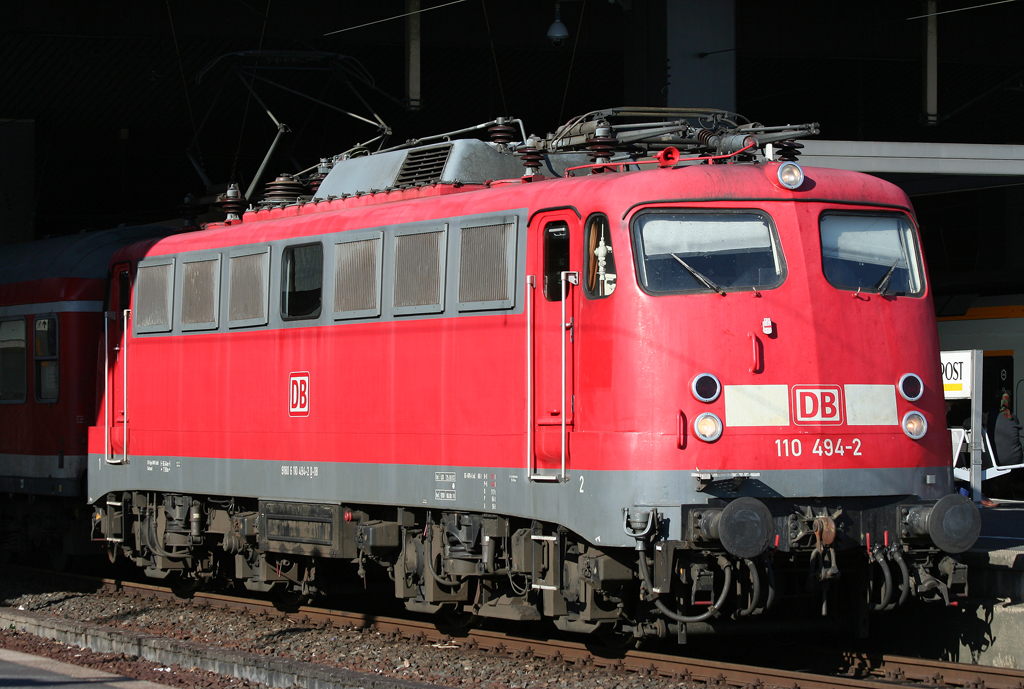 Zum Abschluss des Tages steht 110 494-2 mit dem RE4 Verstrker nach Aachen in der Abendsonne in Dsseldorf HBF am 16.06.2010