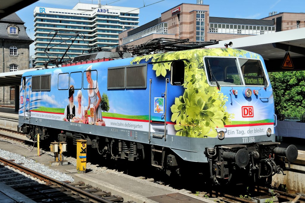 Zum Abschluss der kleinen Reihe noch ein Bild fr  Breitbandfreunde .
111 066 nach den  Feierlichkeiten zu Ihrer Prsentation. Wnschen wir Ihr allzeit gute Fahrt... PS: Ab Montag, den 14.05.2012 geht sie in den Umlauf... am Mnchen-Salzburg-Express. (Mnchen Hbf, 11.05.2012).