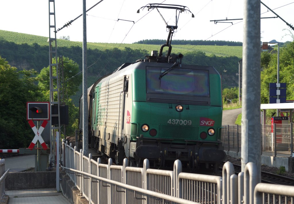 Zum Abschlu unseres Besuches an der Obermosel wollten wir noch den RE aus Metz/Ville nach Trier auf den Chip bekommen. Mein Schatzi hatte sich ausgerechnet dass der Zug gegen 19.00 durch Wehr kommen mte.
Als sich um 19.02 Uhr die Schranken schlossen ging unser Blick Richtung Perl/Apach. Aber zu sehen war Nichts.
Aber aus der anderen Richtung wurde ein Zuggerusch immer lauter. 
SNCF 4 37009 mit Gterzug aus Richtung Trier nach Apach.
06.07.2013 - Bahnstrecke 3010 Koblenz - Perl Grenze