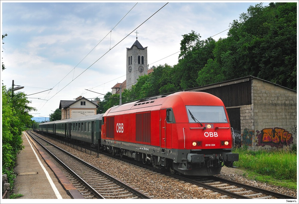 Zum alljhrlichen Fest der Sonnenwende in der Wachau fhrte auch die BB einen Sonderzug. Allerdings war dieser mit der 2050.02 angesagt, was aber leider dann doch nicht so kam. Bespannt war der SDZ E16106 mit der herrlich nostalgischen 2016.34 *gg*; 19.6.2010.