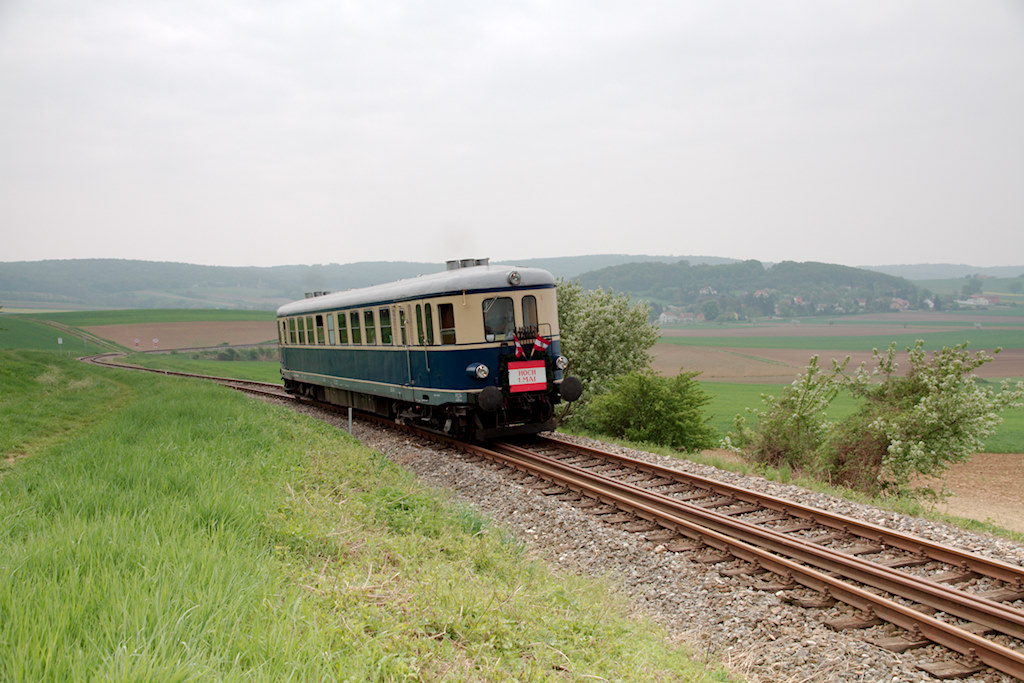 Zum Auftackt der diesj�hrigen Saison des Nostalgieexpress Leiser Berge war der wundersch�ne Triebwagen 5042.14 eingeteilt. Dieses Bild zeigt den Morgenzug, der gerade den Mollmannsdorfer Berg bezwingt. (01.05.2013)