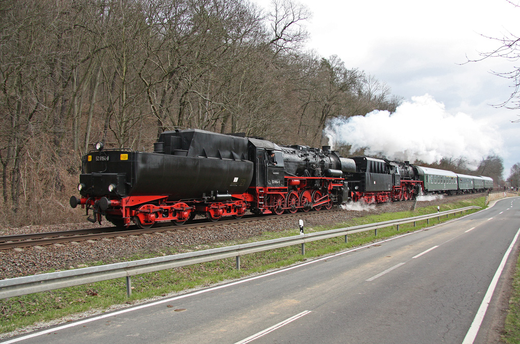 Zum Auftakt der Eisenbahnsaison in Leipzig gibt es alljhrlich die Eisenbahntage. Nach einem sehr erfolgreichen Tag der offenen Tr am Vortag, ging es am 28.03.2010 mit zwei Dampfloks auf die nun schon traditionelle Burgenlandrunde, hier bei der Durchfahrt in Haynsburg.