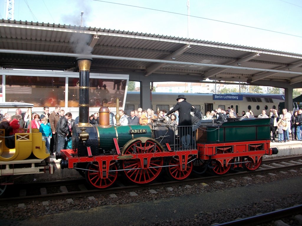 Zum Bahnhofsfest  175 Jahre deutsche Eisenbahnen  am 02.und 03.Oktober in Berlin Lichtenberg,durfte der Adler nicht fehlen.Der Adler pendelte an beiden Tagen zwischen dem Bahnhof und der Einsatzstelle Lichtenberg.