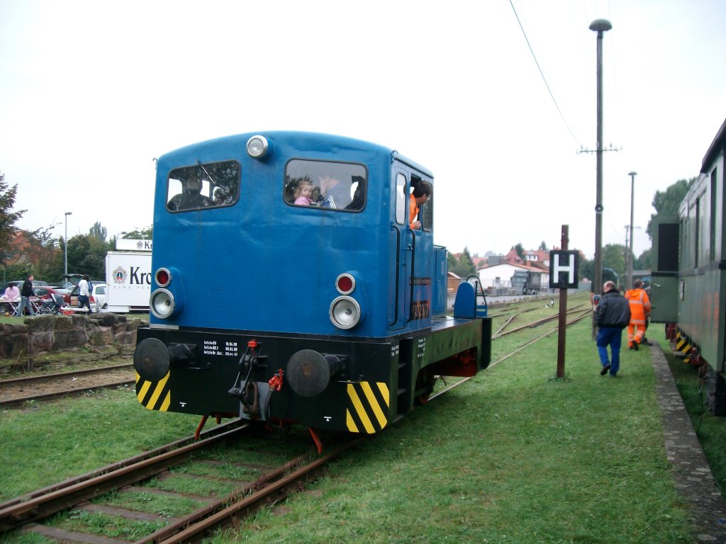 Zum Bahnhofsfest am 26.9.2010 in Heiligenstadt Ost fuhr die V 10B des Heiligenstdter Eisenbahnvereins (HEV) mit Besuchern hin und her.