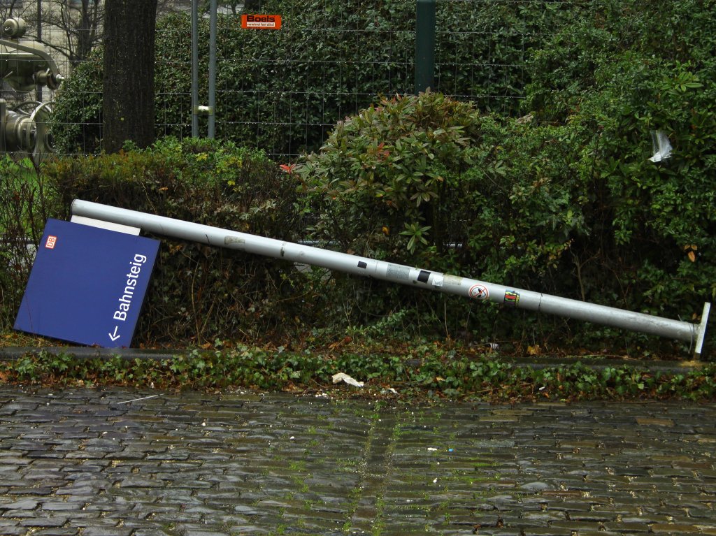 Zum Bahnsteig? Bitte nicht dem Pfeil folgen. Dieses Schild lag am 02.02.2013 in Aachen am Republikplatz in den Grnanlagen. Dort wurde das alte Empfangsgebude von Aachen West abgerissen und das Schild abgebaut um mehr Platz fr den Bagger zu schaffen.